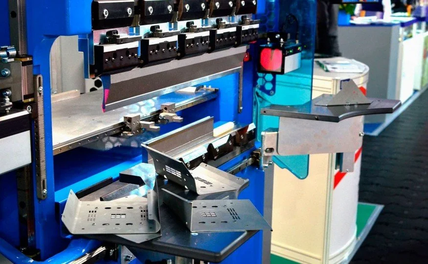 Processo, Peças com Curvatura, Dobra de Chapa CNC, Alta Precisão em Curitiba e região metropolitana RST Metalurgica.